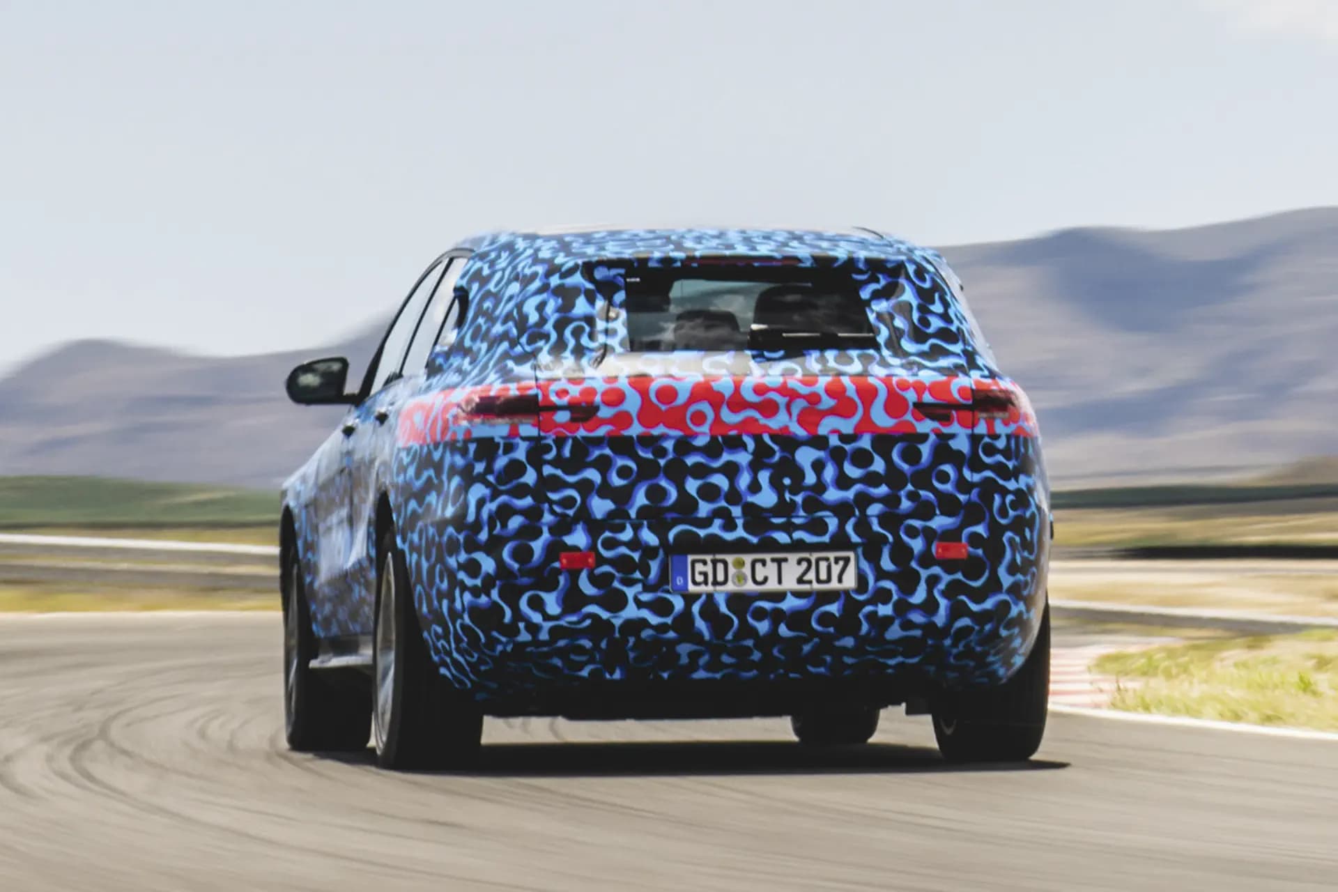 Stukje EQC van Mercedes-Benz te zien