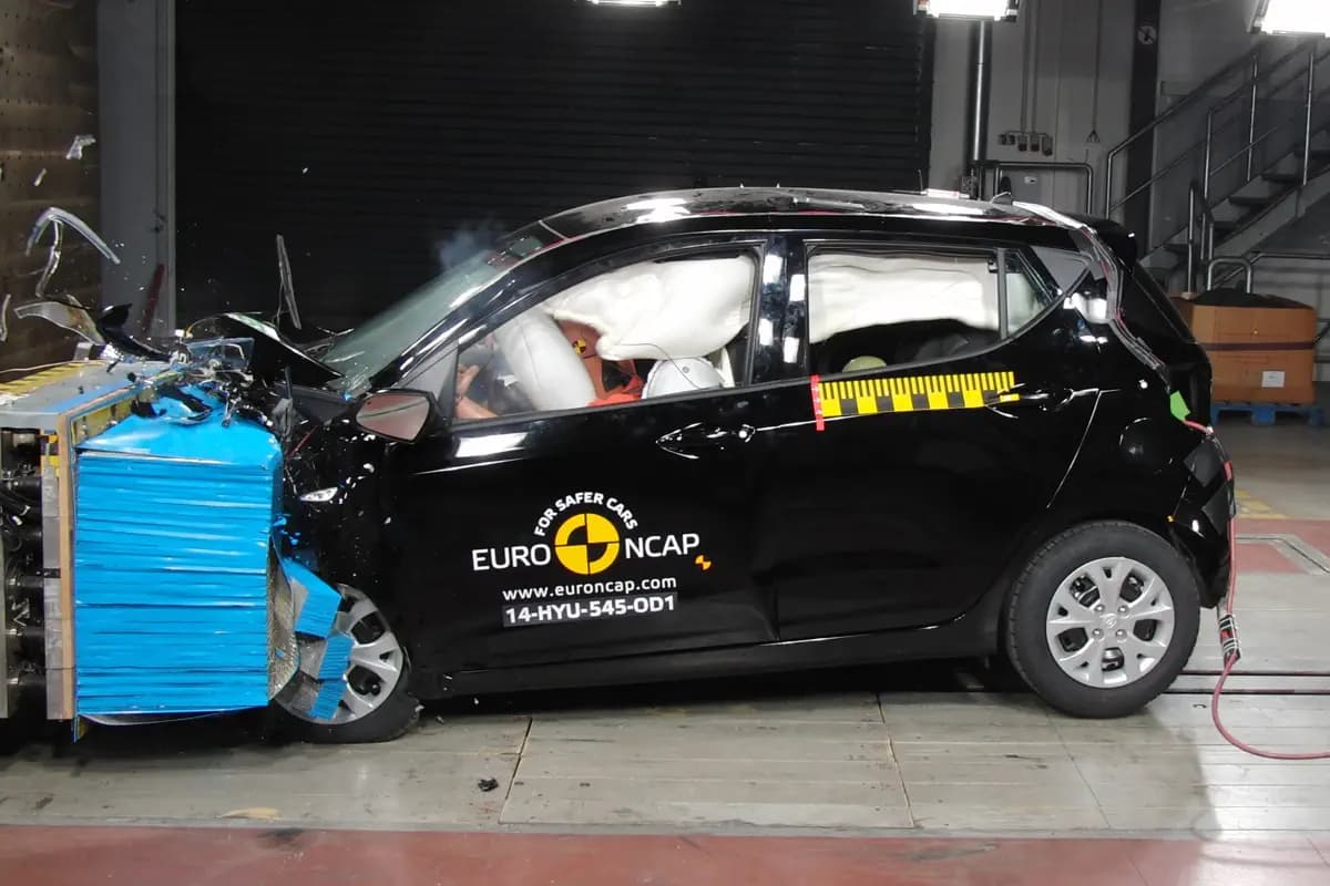 EuroNCAP crasht Mercedes-Benz C-Klasse en Hyundai i10