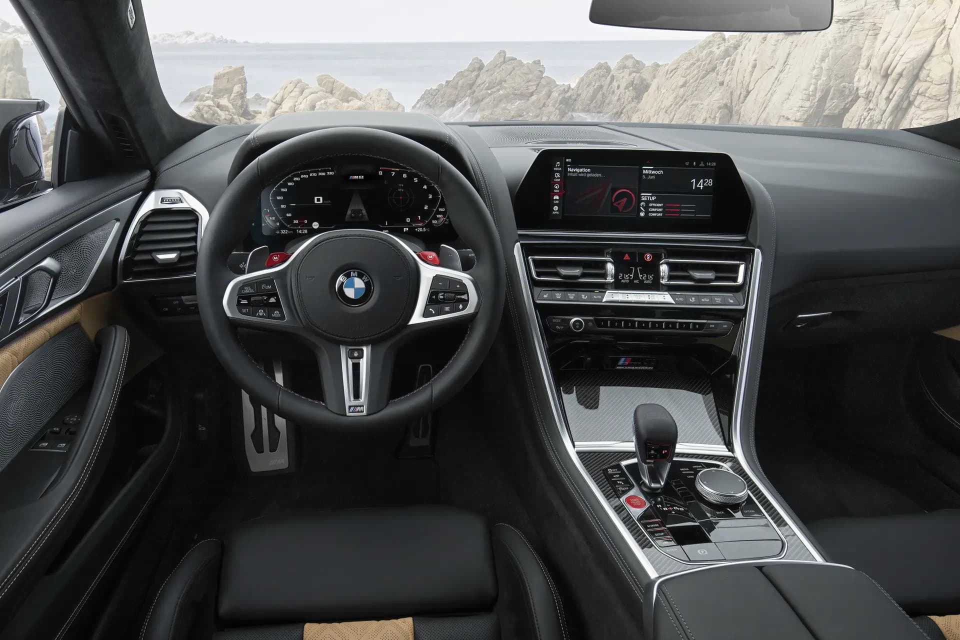 BMW plakt prijskaartjes op M8