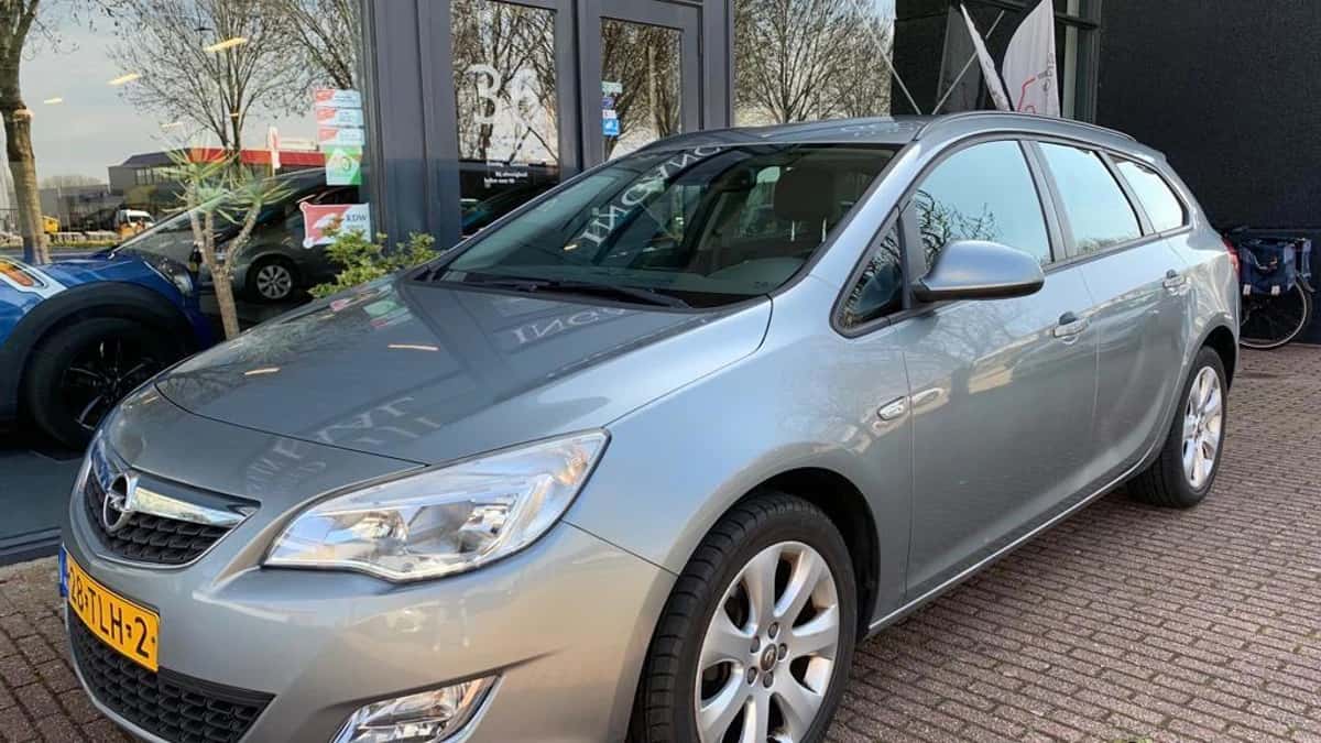 Opel Astra Sports Tourer (2012) — foto 1