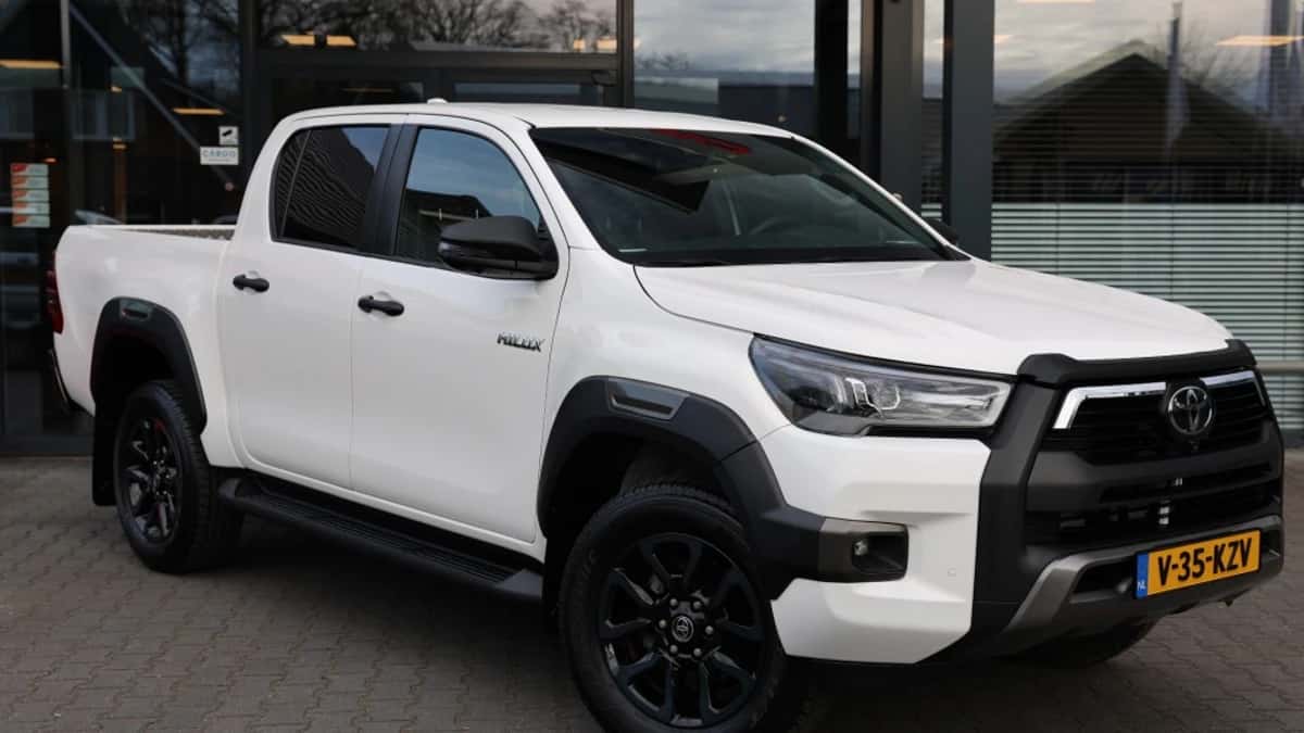 Toyota Hilux (2024) — foto 1